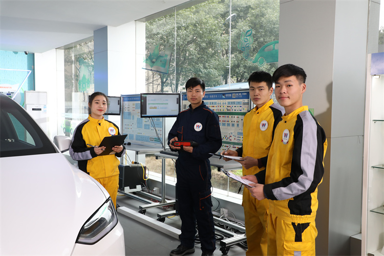 【油车维修工不会修新能源车？】短期的汽车新能源技术更适合成年人选择！