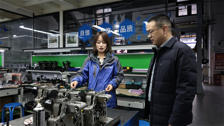 深化校企纽带,共育工匠英才 西安万通汽车学校校长李登宝一行回访连顺变速箱并探望优秀毕业生