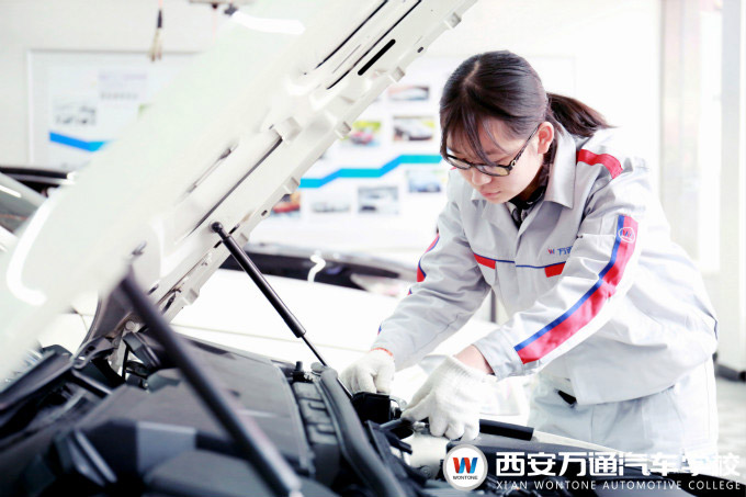 西安万通汽车学校女生学汽修