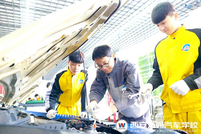西安万通汽车学校汽车机电维修教学课堂